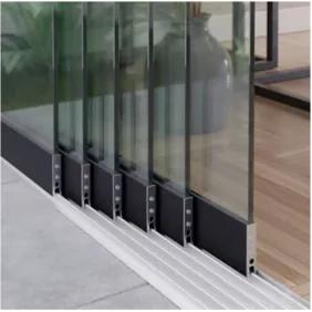 Helder glas in een glazen schuifwand