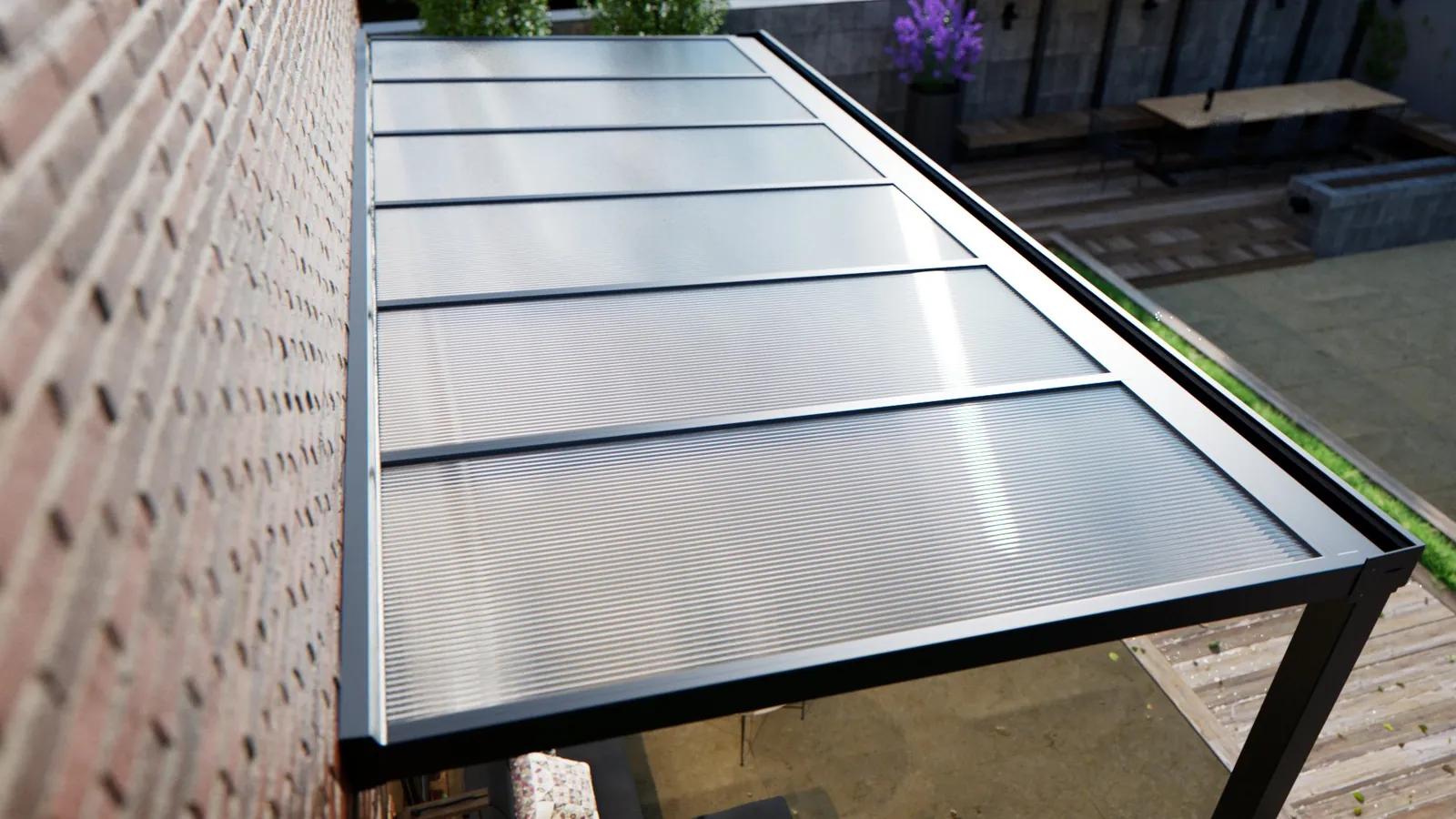 Veranda met polycarbonaat dak in antraciet (RAL 7016)