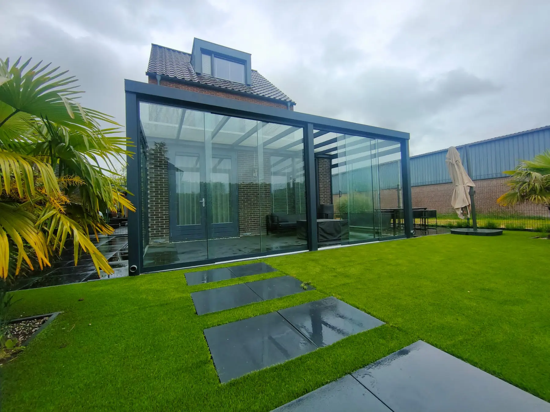 Glazen schuifwanden in tuinhuis